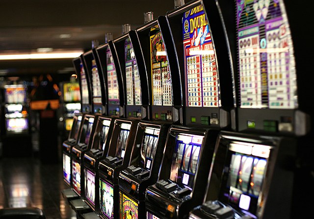 How do new slot players plan to play slot games online?