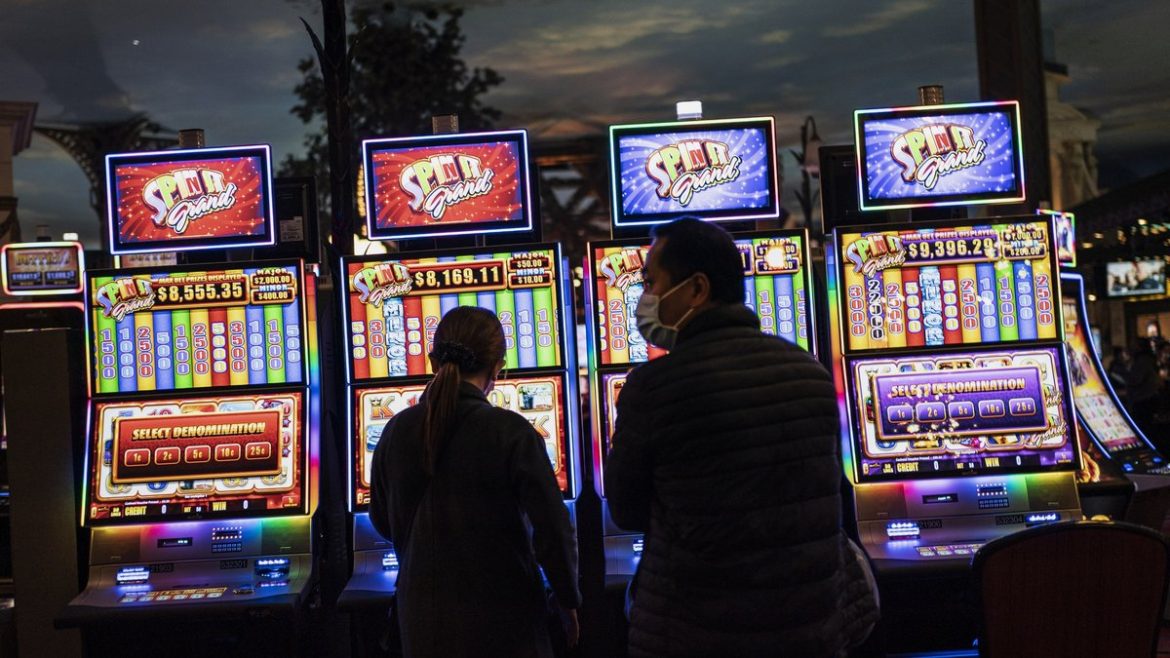 Take advantage of slot machine volatility to generate profits!