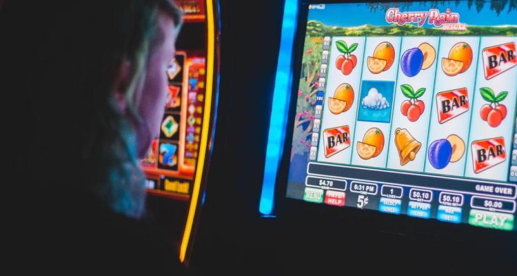 What the Spin and Auto Spin buttons do in your favorite slot games!